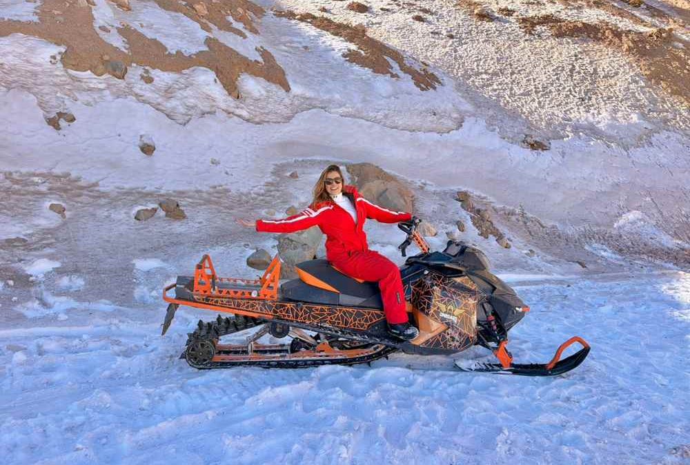 O Melhor Combo de Inverno de Santiago: Moto de Neve, Aula de Snowboard e Termas em Um Só Dia!